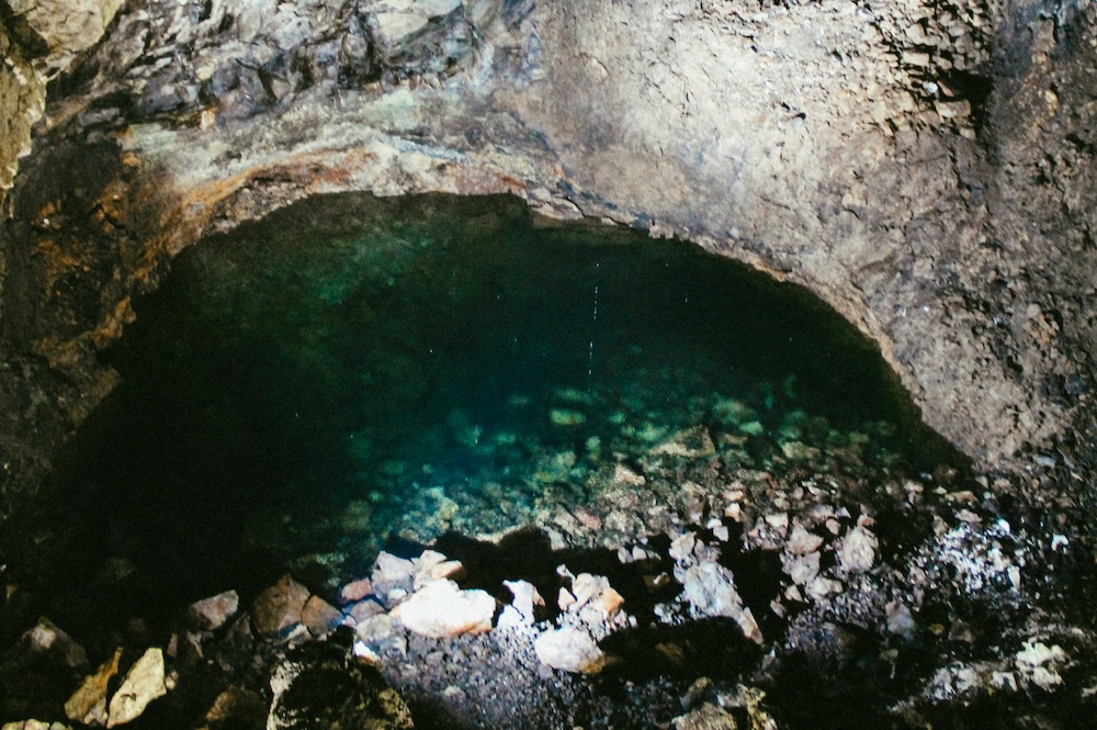 flashlight shining into mermaid cave in Oahu